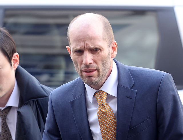 해롤드 로저스 쿠팡 한국 임시대표가 6일 국회 ‘쿠팡 사태 연석 청문회’에서 허위 증언을 한 혐의(국회증언감정법상 위증) 관련 조사를 받기 위해 서울 마포구 서울경찰청 반부패수사대에 출석하고 있다. 연합뉴스