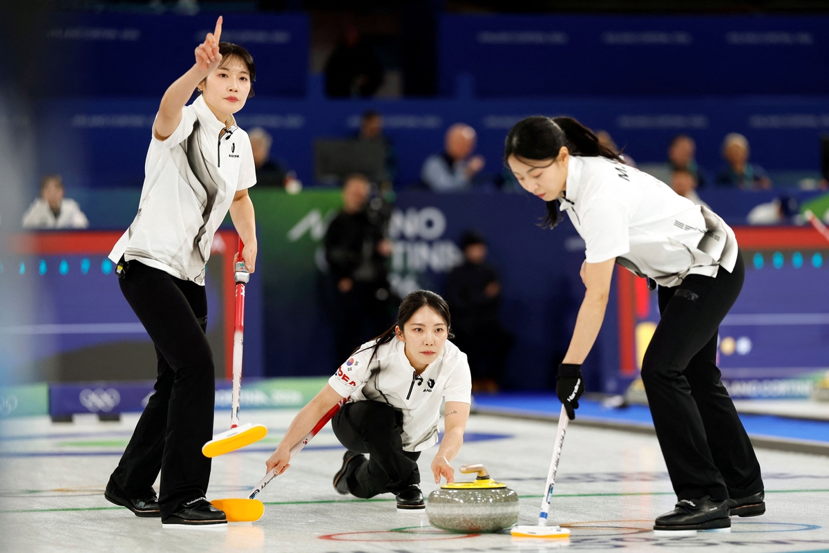 女 컬링 '첫 승' ... 7-2로 伊 제압[2026 밀라노·코르티나 동계올림픽... - 뉴스 썸네일 이미지