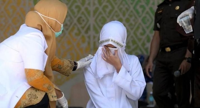 인도네시아 아체 특별자치주에서 혼외 성관계와 음주를 한 혐의로 한 남성과 여성이 각각 140대의 태형을 당했다. 엑스 캡처