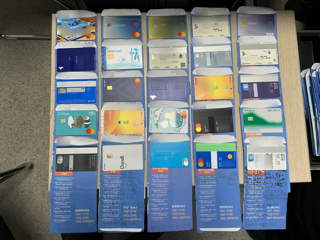 불법 운전연수 업체에서 압수한 대포통장과 체크카드. 성북경찰서 제공