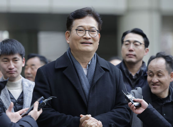 송영길 소나무당 대표가 8일 서울 서초구 서울중앙지방법원에서 열린 ‘더불어민주당 전당대회 돈봉투’ 의혹 선고기일에 출석하며 취재진 질문에 답변하고 있다. 뉴시스.