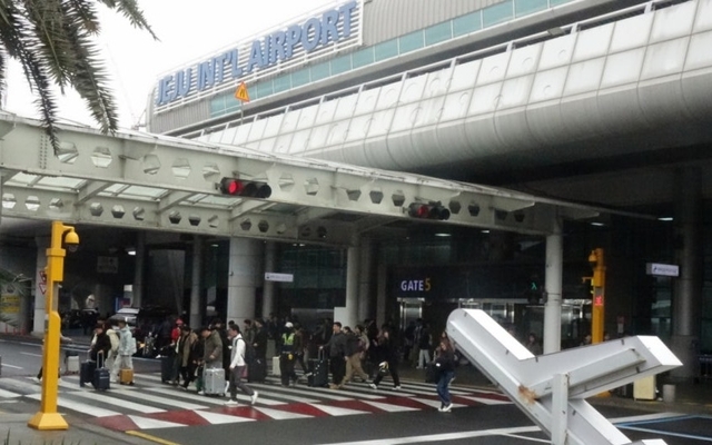 설 연휴 첫날인 14일 오전 제주국제공항 1층에서 귀향객들이 이동하고 있다. 뉴시스