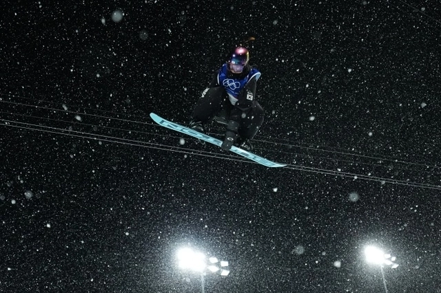 최가온이 13일(한국시간) 이탈리아 리비뇨 스노파크에서 열린 2026 밀라노·코르티나동계올림픽 스노보드 여자 하프파이프 결선 도중 함박눈 속에서 공중 동작을 선보이고 있다. 뉴시스