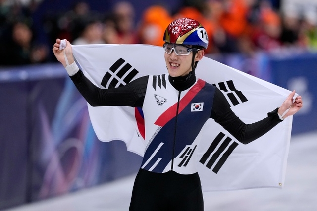 임종언이 13일 이탈리아 밀라노 아이스스케이팅 아레나에서 열린 2026 밀라노·코르티나동계올림픽 쇼트트랙 남자 1000m에서 동메달을 딴 뒤 기뻐하고 있다. AP뉴시스