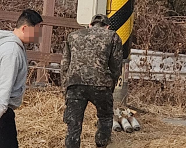 경기도 화성 궁평항 부근에서 ‘포탄이 있다’는 신고가 접수돼 경찰과 군 당국이 긴급 출동에 나선 결과 조명탄으로 확인됐다. 연합뉴스