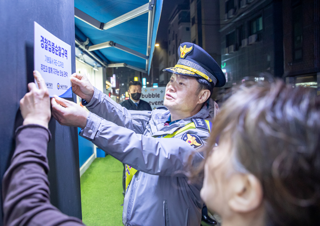 박정보 서울경찰청장이 설 연휴 시작을 하루 앞둔 13일 관악구 신림역 일대를 찾아 치안활동 현장을 점검하고 있다. 서울경찰청 제공