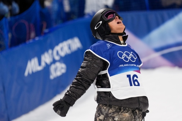 이채운이 14일 오전(한국시간) 이탈리아 리비뇨 스노파크에서 열린 2026밀라노·코르티나동계올림픽 스노보드 남자 하프파이프에서 3차 시기를 모두 수행한 뒤 슬로프에서 포효하고 있다. AP뉴시스