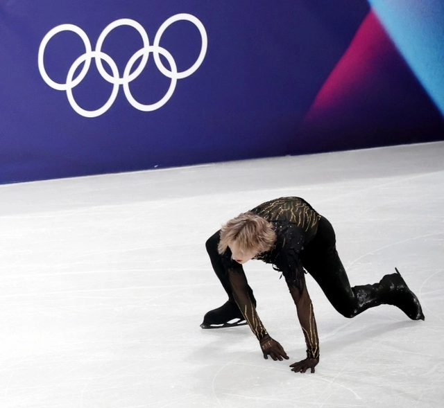 미국의 일리야 말리닌이 14일 (한국시간) 이탈리아 밀라노 아이스스케이팅 아레나에서 열린 2026 밀라노·코르티나동계올림픽 피겨스케이팅 남자 싱글 프리스케이팅에서 점프 실수를 한 뒤 일어서고 있다. 뉴시스
