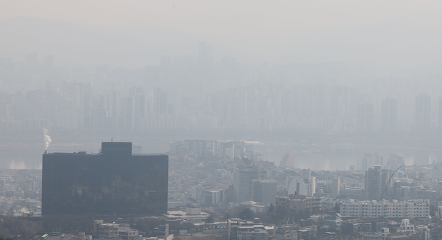 미세먼지와 초미세먼지 농도가 ‘나쁨’ 수준을 보인 지난 12일 서울 남산에서 바라본 시내. 연합뉴스