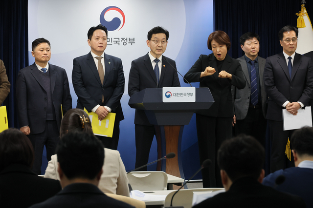 윤창렬 국무조정실장이 12일 서울 종로구 정부서울청사에서 헌법존중 정부혁신 TF 조사결과를 발표하고 있다. 연합뉴스