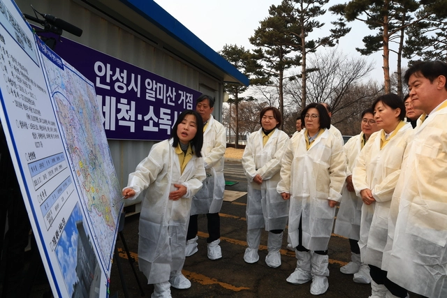 송미령(오른쪽 두 번째) 농림축산식품부 장관이 13일 경기 안성시 거점 세척·소독시설에서 경기도와 안성시의 가축전염병 방역관리 추진 상황과 설 명절 연휴 기간 비상 방역 대응체계를 점검하고 있다. 농림축산식품부 제공