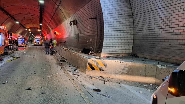 거제 양정터널 아주동 방향에서 발생한 음주운전 교통사고 현장을 경찰과 소방 당국이 수습하고 있다. 거제경찰서 제공