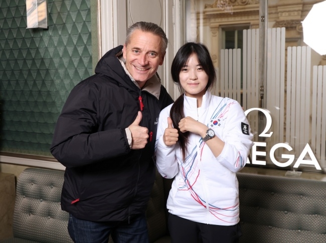 ‘올림픽 타임키퍼’ 오메가, 최가온에 동계올림픽 특별 시계 선물
