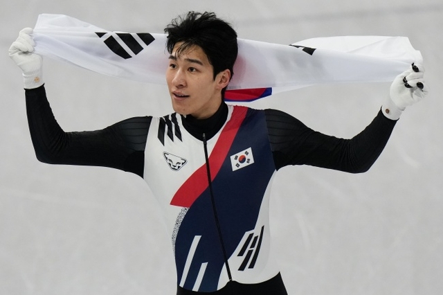 황대헌이 15일(한국시간) 이탈리아 밀라노 아이스스케이팅 아레나에서 열린 2026 밀라노·코르티나동계올림픽 쇼트트랙 남자 1500m 결승에서 두 번째로 결승선을 통과한 뒤 태극기를 들고 기뻐하고 있다. AP뉴시스