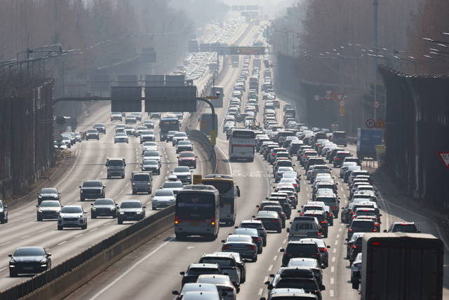 설 연휴 둘째 날인 15일 서울 서초구 잠원IC 경부고속도로 하행선이 정체를 빚고 있다. 뉴시스