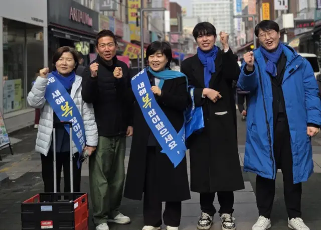 서영교(가운데) 더불어민주당 의원이 설을 앞두고 전통시장을 방문해 상인들과 인사를 나누고 기념사진을 촬영하고 있다. 서영교 의원실 제공