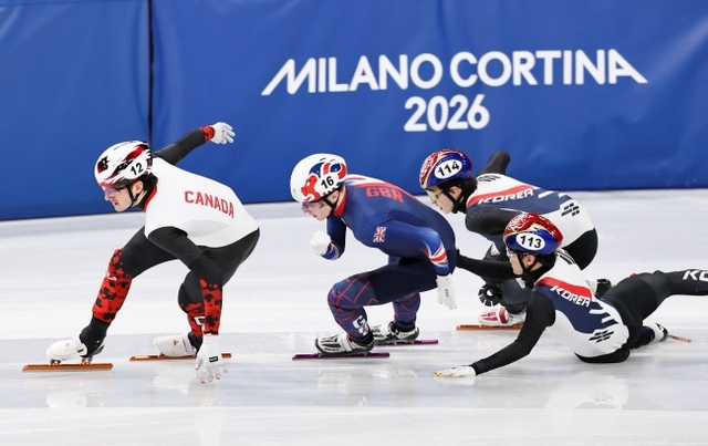 임종언(오른쪽)이 15일(한국시간) 이탈리아 밀라노 아이스스케이팅 아레나에서 열린 2026 밀라노·코르티나동계올림픽 쇼트트랙 남자 1500m 준준결승 경기에서 마지막 코너를 돌다가 미끄러져 넘어지고 있다. 뉴시스
