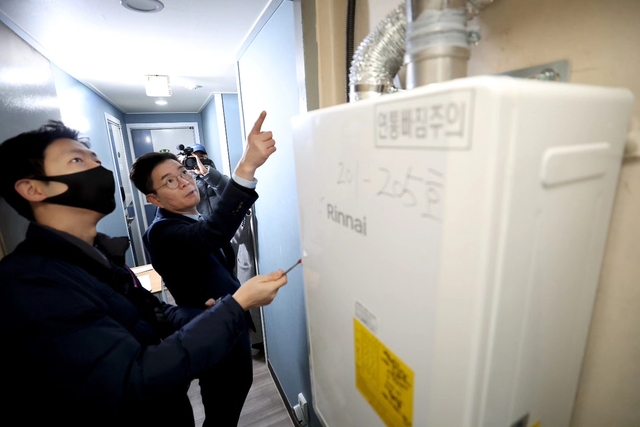 정원오 성동구청장이 고시원 보일러 설치 현장을 점검하고 있다. 정원오 성동구청장 페이스북.