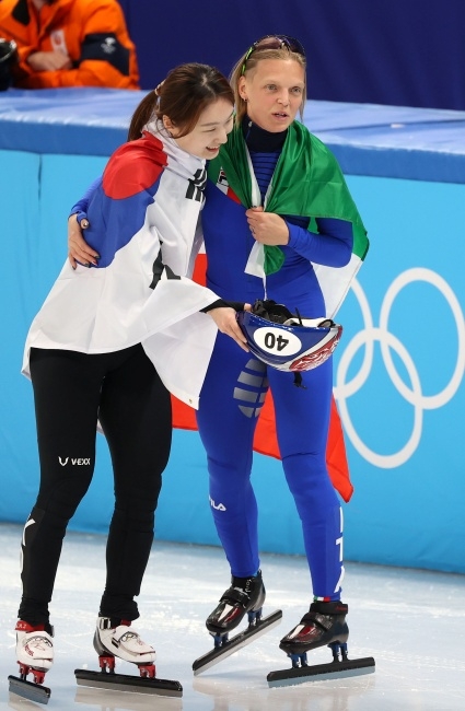 최민정은 15일(한국시간) 공개된 2026 밀라노·코르티나동계올림픽 쇼트트랙 여자 1000m 준준결승 대진에서 아리안나 폰타나(이탈리아) 등과 함께 1조에 배정됐다. 사진은 지난 2022 베이징동계올림픽 쇼트트랙 여자 1500m에서 나란히 금, 은메달을 딴 최민정과 폰타나가 서로를 격려하는 모습. 뉴시스