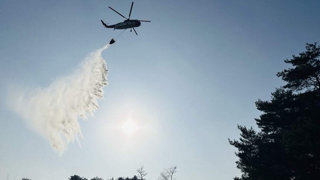 강원 강릉시 주문진읍 교향리 한 야산에서 발생한 산불 현장에서 헬기가 진화 작업을 벌이고 있다. 강원도청 제공
