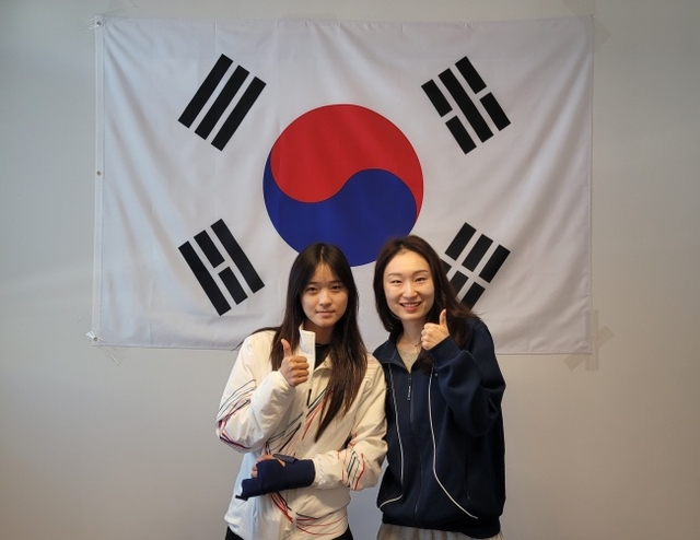 최가온(왼쪽)과 최민정이 15일(한국시간) 이탈리아 밀라노의 올림픽 선수촌에서 만나 밝은 표정으로 기념 사진을 찍고 있다. 대한체육회 제공