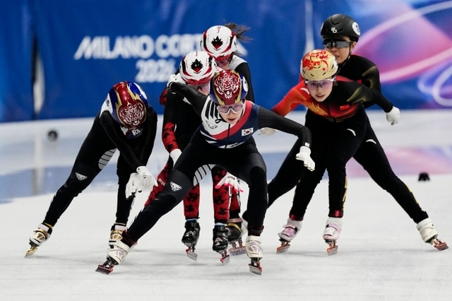 한국이 15일(한국시간) 이탈리아 밀라노 아이스스케이팅 아레나에서 열린 2026 밀라노·코르티나동계올림픽 쇼트트랙 여자 계주 3000m에서 가장 앞서 달리고 있다. AP뉴시스