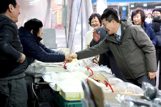 정원오 성동구청장이 13일 성동구 행당시장을 방문해 상인들과 간담회를 갖고 민심을 청취하고 있다. 정원오 성동구청장 페이스북