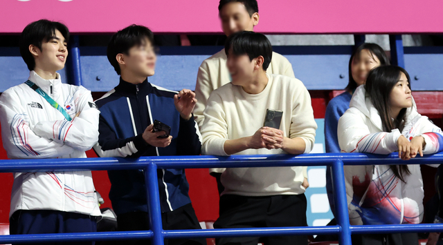 14일 (현지 시간) 이탈리아 밀라노 아이스 스케이팅 아레나 경기장에서 열린 2026 밀라노·코르티나담페초 동계올림픽 쇼트트랙 남자 1500m 결승에서 차준환과 최가온이 경기를 지켜보고 있다. 뉴시스