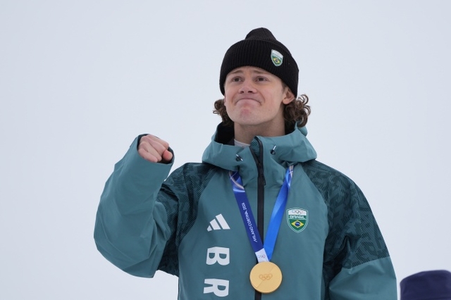 브라질의 루카스 피녜이루 브라텡이 14일(한국시간) 이탈리아 보르미오의 스텔비오 스키센터에서 열린 2026 밀라노·코르티나동계올림픽 스키 남자 대회전에서 우승한 뒤 감격하고 있다. AP뉴시스