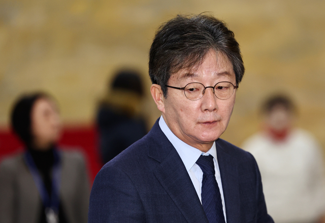 유승민 전 의원이 지난달 20일서울 여의도 국회 로텐더홀에서 통일교·공천헌금 ‘쌍특검’을 요구하며 엿새째 단식농성중인 장동혁 국민의힘 대표와 만난 후 취재진의 질문에 답하고 있다. 뉴시스