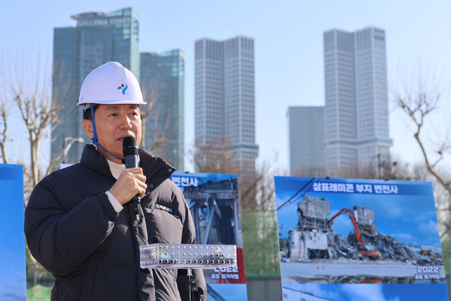 오세훈 서울시장이 3일 서울 성동구 성수동 옛 삼표레미콘 부지를 방문해 현장을 둘러본 뒤 기자간담회를 하고 있다. 뉴시스