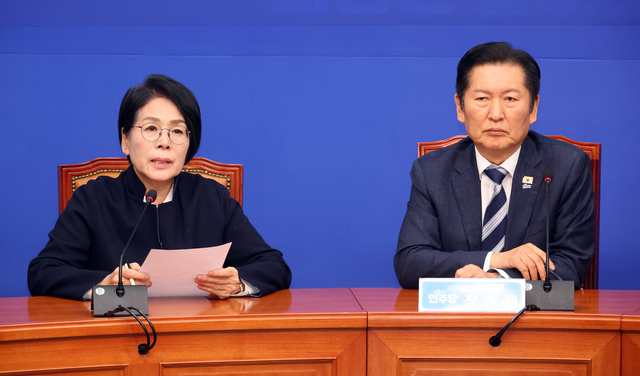 최민희(왼쪽) 국회 과학기술정보방송통신위원장이 3일 오후 서울 여의도 국회에서 기자회견을 하고 있다. 뉴시스