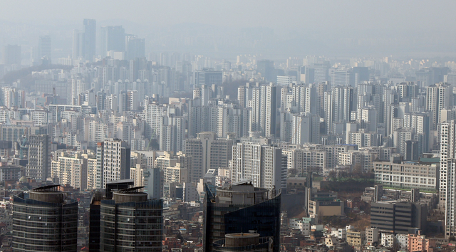 지난 12일 서울 남산에서 바라본 아파트 단지 일대. 연합뉴스