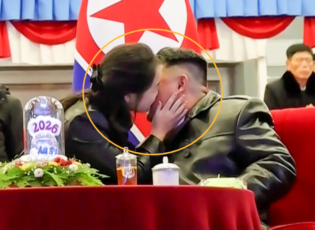 새해를 맞아 김정은 볼에 입 맞추는 주애. 조선중앙TV 연합뉴스