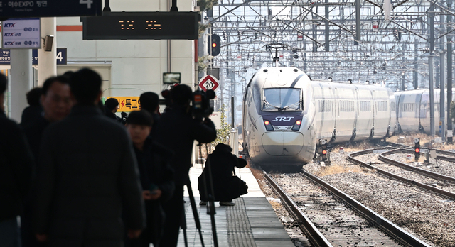 지난 3일 시범교차운행에 앞서 시운전을 위해 서울역에 정차한 SRT가 다시 출발하고 있다. 연합뉴스