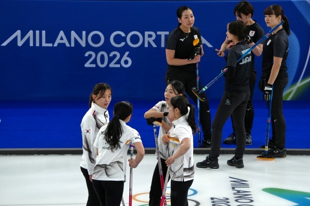 한국 여자 컬링 대표팀(아래)이 15일(한국시간) 이탈리아 코르티나담페초의 코르티나 컬링 올림픽 스타디움에서 열린 일본과 2026 밀라노·코르티나동계올림픽 라운드로빈 5차전 도중 작전을 논의하고 있다. AP뉴시스