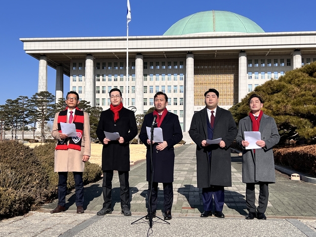 16일 서울 여의도 국회에서 박대기(왼쪽부터) 국민의힘 경북 포항시장, 이동석 충북 충주시장,  최윤석 서울 송파구청장, 김민태 충남 아산시장,  장지호 서울 강북구청장 출마예정자가 청년·정치 신인 공천을 촉구하는 기자회견을 하고 있다.