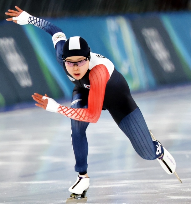 김민선이 16일(한국시간) 이탈리아 밀라노 스피드스케이팅 스타디움에서 열린 2026 밀라노·코르티나동계올림픽 스피드스케이팅 여자 500M에서 힘차게 빙판을 달리고 있다. 뉴시스
