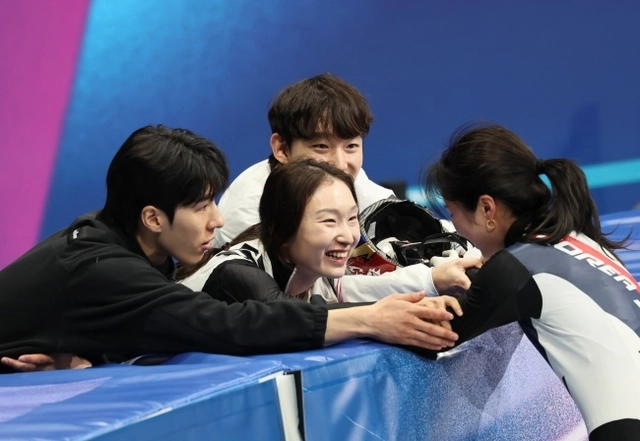 김길리가 16일(한국시간) 이탈리아 밀라노 아이스스케이팅 아레나에서 열린 2026 밀라노·코르티나동계올림픽 쇼트트랙 여자 1000m에서 귀중한 동메달을 가져오자 최민정(가운데) 등 대표팀 동료들이 함께 기뻐하고 있다. 뉴시스