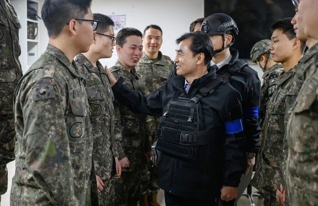 안규백 국방부장관이 지난 15일 25사단 GP(일반 전초)를 방문해 장병들을 격려하고 있다. 국방부 제공