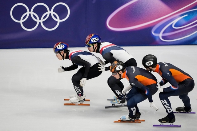 한국이 16일(한국시간) 이탈리아 밀라노 아이스스케이팅 아레나에서 열린 2026 밀라노·코르티나동계올림픽 쇼트트랙 남자 5000m 계주 준결승 2조에서 선수 교체를 하고 있다. AP뉴시스