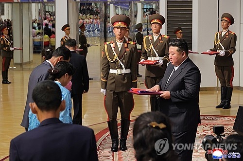 김정은, 러 파병군 유족 또 만나 위로…평양에 새별거리 조성.