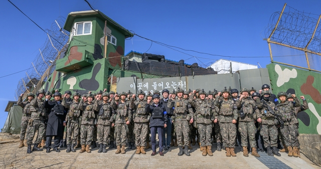 안규백 국방부장관이 지난 15일 25사단 GP(전방소초)를 방문해 장병들과 기념촬영하고 있다. 국방부 제공