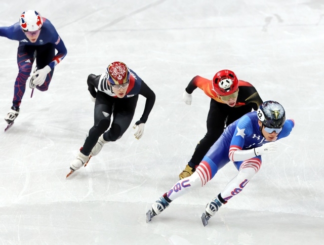 임종언(왼쪽 두 번째)이 16일(한국시간) 이탈리아 밀라노 아이스스케이팅 아레나에서 열린 2026 밀라노·코르티나동계올림픽 쇼트트랙 남자 500m 예선에서 치열한 순위 경쟁을 하고 있다. 뉴시스