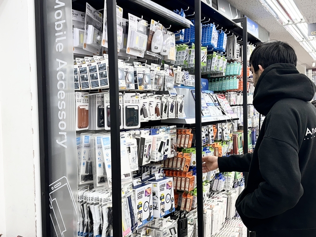 네팔에서 온 23세 청년이 서울 관악구 대학동 생활용품 전문점에서 물건을 사고 있다. 김지현 기자