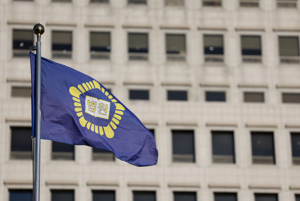 휘날리는 대법원 깃발. 뉴시스.