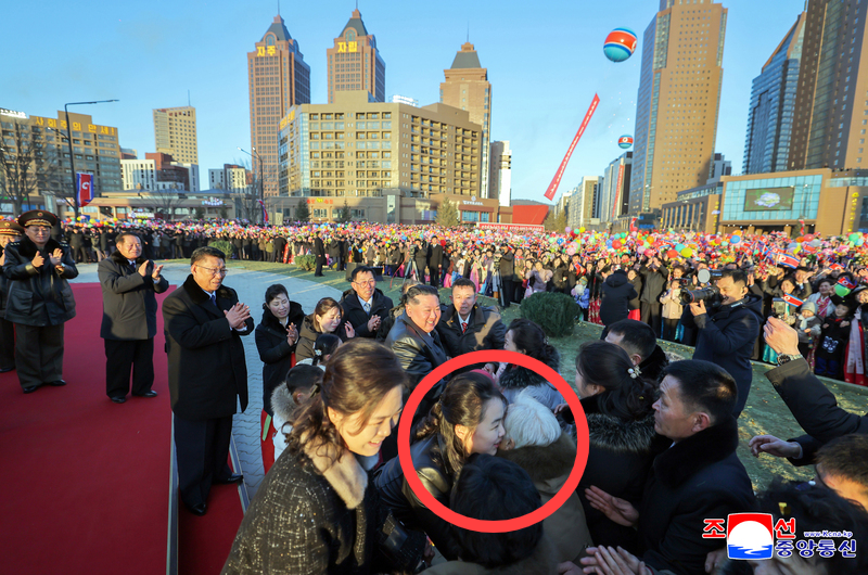 ‘진짜 후계자 되나?’…평양 시민과 이례적 밀착 스킨십 나선 김주애...후계자 공식화 수순?”
