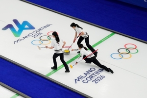 한국 여자 컬링, 중국 꺾고 메달 향해 한 걸음 더 전진