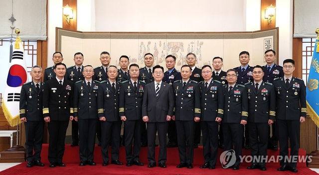 이재명 대통령이 지난달 16일 청와대 본관에서 열린 3성 장군 진급·보직 신고 및 수치 수여식에서 진급자들과 기념촬영을 하고 있다. 대통령실 제공/연합뉴스