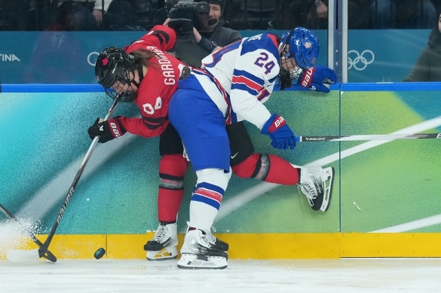 캐나다의 제니퍼 가디너(왼쪽)와 미국긔 조이 던이 지난 11일(한국시간) 이탈리아 밀라노 산타줄리아 아이스하키 아레나에서 열린 2026 밀라노·코르티나동계올림픽 아이스하키 여자 조별리그에서 치열하게 몸싸움을 하고 있다. AP뉴시